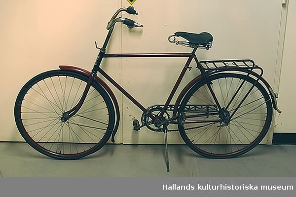 Cykel, herrmodell, av märket Husqvarna, med kattöga baktill, lås och gummihandtag.
