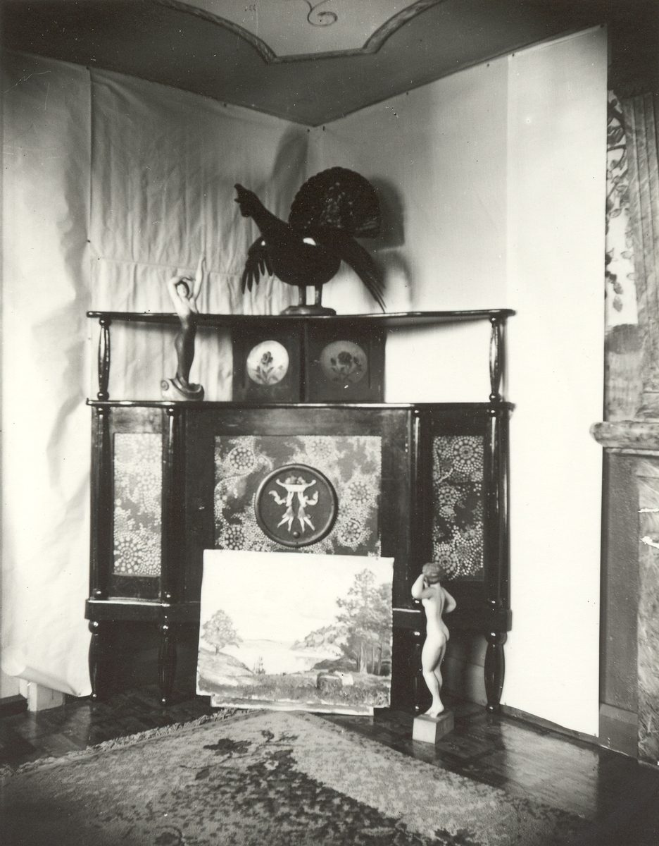Detaljer i konstnären Otto Janssons hem i Mörtfors. Observera att papper uppsatts i rummets hörn för att framhäva skåpet.