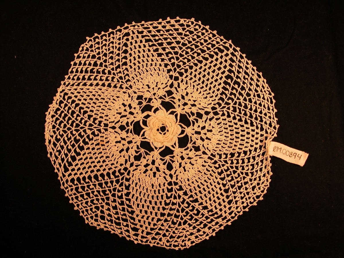 Rose laga i fleire lag i midten, 7 blad rundt