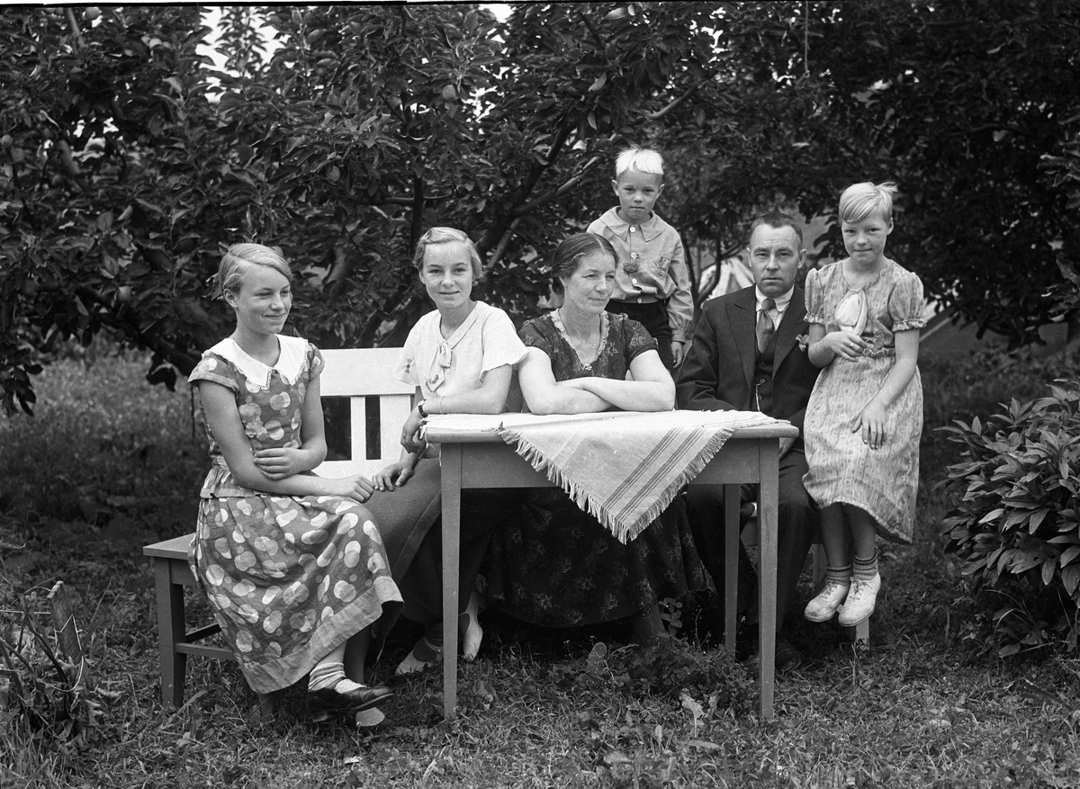 Familien Tømmerstigen på Lena, Ø.Toten, ca. 1935. Fem bilder. Personene fra venstre (gjelder bilde 1): Ole Kristian, Berthe, Marie Helene, Else, Guri, Olaf. Trolig fotografert hjemme på Søndre Valle.