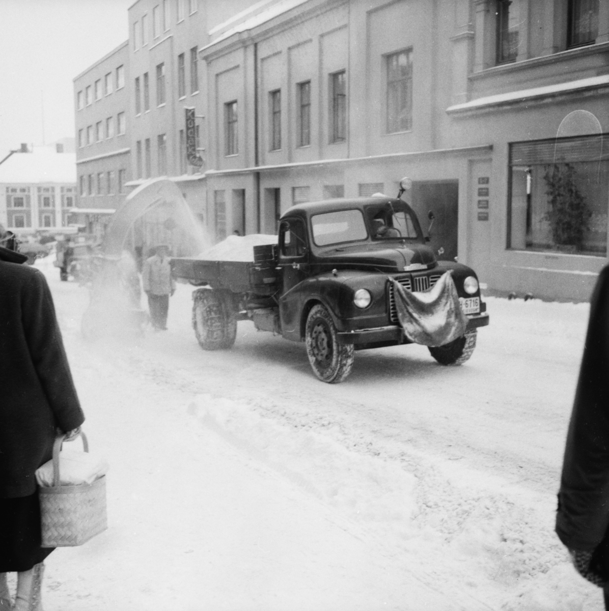 Vardens arkiv. "Snøfreser i aksjon i Skiens gater"  18.02.1954