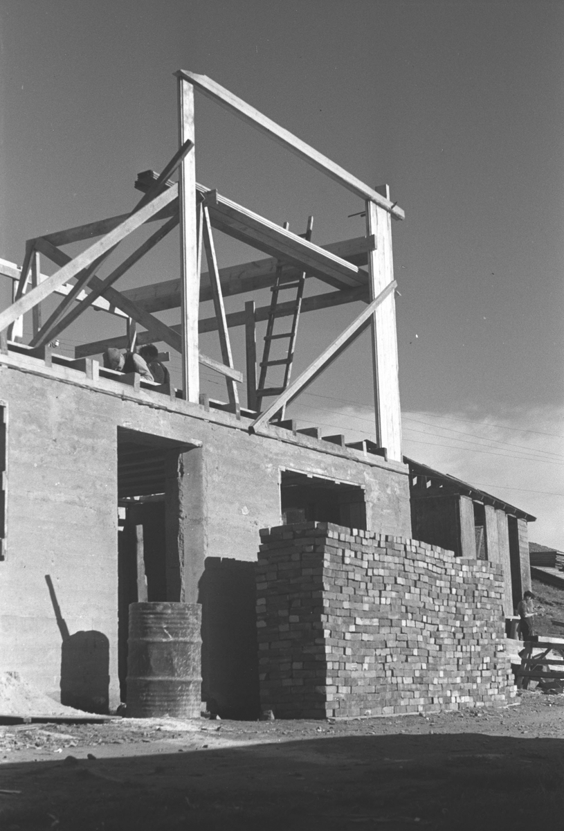 Gjenreisning. Et bolighus bygges i Honningsvåg. 1946/47.