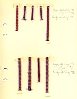 Nio vävda bandprover fästade på en kartong. Korta bitar av randiga, mönstrade bomullsband i oblekt, rött och blått, 5, 6 och 7 mm breda. På kartongen finns noteringar om garn och grovlek för varp och inslag 20/2 och 30/2.