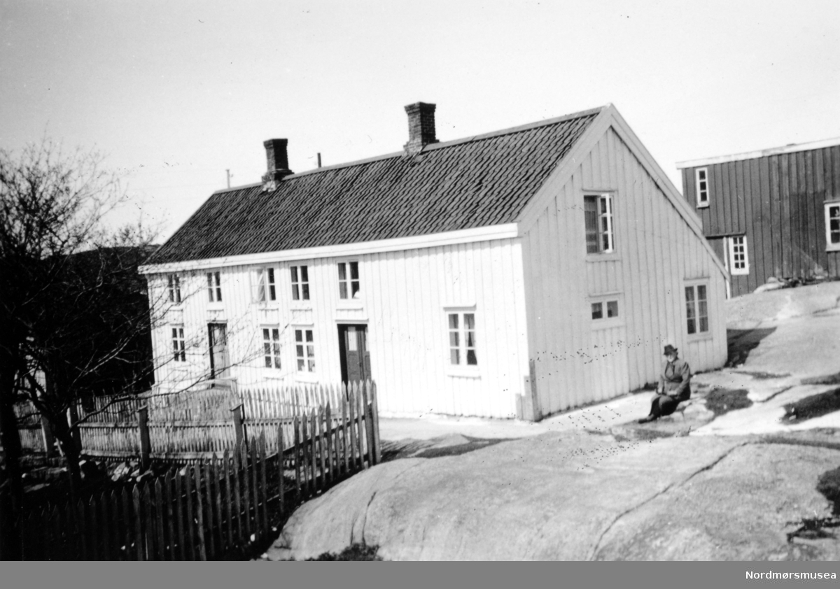 Sandvik-eiendommen.  Våningshuset på eiendommen.  Eieren Anders Sandvik drev med melkeproduksjon og tørking av klippfisk på eiendommen.
(Fra Nordmøre Museums samlinger)