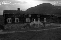 Svisdal gård i Sunndal med Våninghus og uthus, bygd med laft