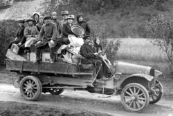 Foto av den første bilen i Sunndal kommune, i begynnelsen av