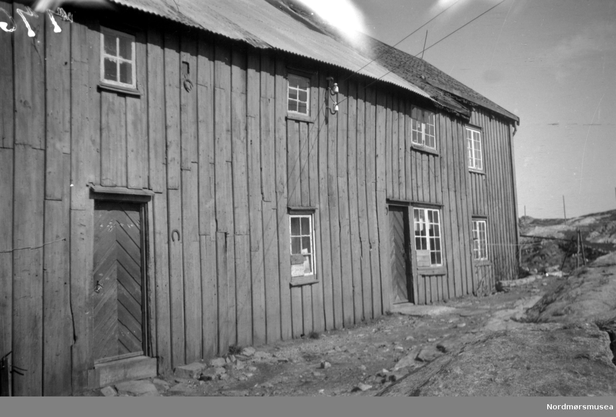 Hus i Dalabergan, som ble bygget av kirketømmer og dører, fra Kristiansunds gamle kirke på Torvet, som ble revet i 1884. (Kirken ble bygd i 1725) Se Yderstads notater, Bind VI, side 298. Bildet er datert April 1946. Fra Nordmøre Museums fotosamlinger.