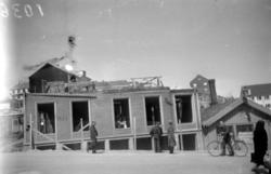 På bildet ser vi rivingen av Loennechengården, fotografert f