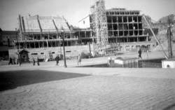 Kristiansunds nye rådhus føres opp i Kaibakken. Plassen nede