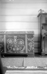 På bildet ser vi en malt kiste fra Ytre Ørsal. Eier er Krist