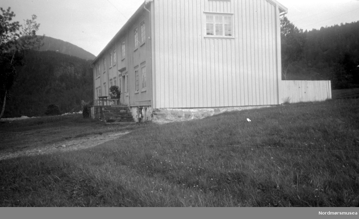 Den gamle fogdegården på Søyset (Søyset-gården) i Stangvik, fasade nord-vest, med panelte vegger, men møneveggen til øst er tømret og upanelt. Se også bilde 1953/1478 til 1953/1481(KMb-1953-000.1478.jpg til KMb-1953-000.1481.jpg). Nordmøre Museum