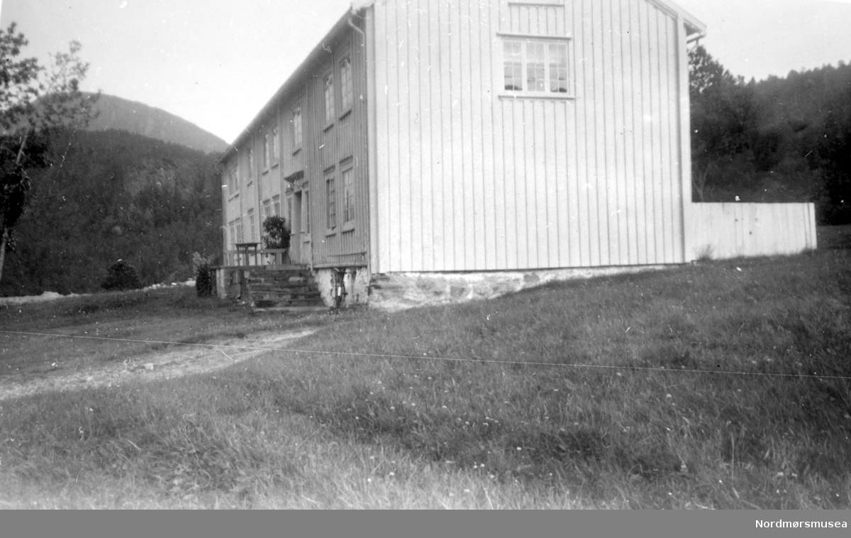 Den gamle fogdegården på Søyset (Søyset-gården) i Stangvik, fasade nord-vest, med panelte vegger, men møneveggen til øst er tømret og upanelt. Se også bilde 1953/1478 til 1953/1481(KMb-1953-000.1478.jpg til KMb-1953-000.1481.jpg). Nordmøre Museum