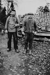 Julius og Oskar. pipe, vedsaging. Bilde fra fotoinnsamlinga 