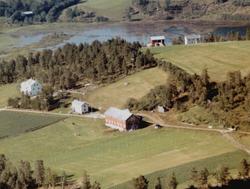 Flyfoto fra gården Midtun tilhørende Arne Strømsvåg (per 199