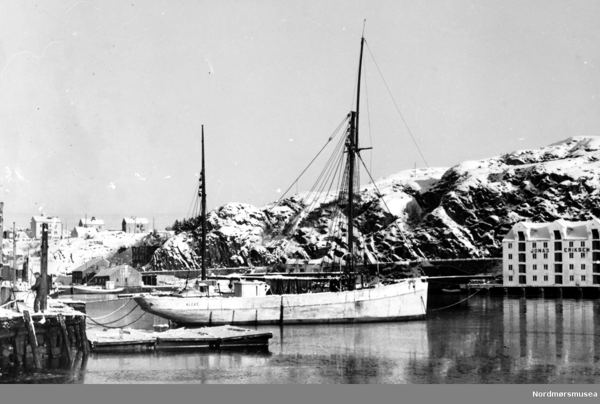 SS Alert på Mellemvæftet. Jonas Eriksen-brygga i Freiveien. Fra Nordmøre Museum sin fotosamling.