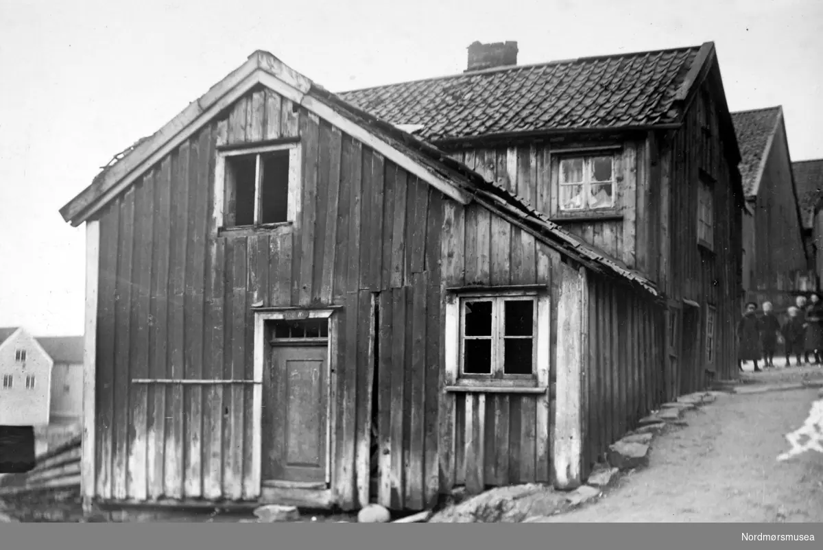 Foto av en bygård i Langveien 42 på Kirkelandet i Kristiansund. Bildet er datert 1938. Fotograf er ukjent. Fra Nordmøre Museums fotosamlinger. EFR2015