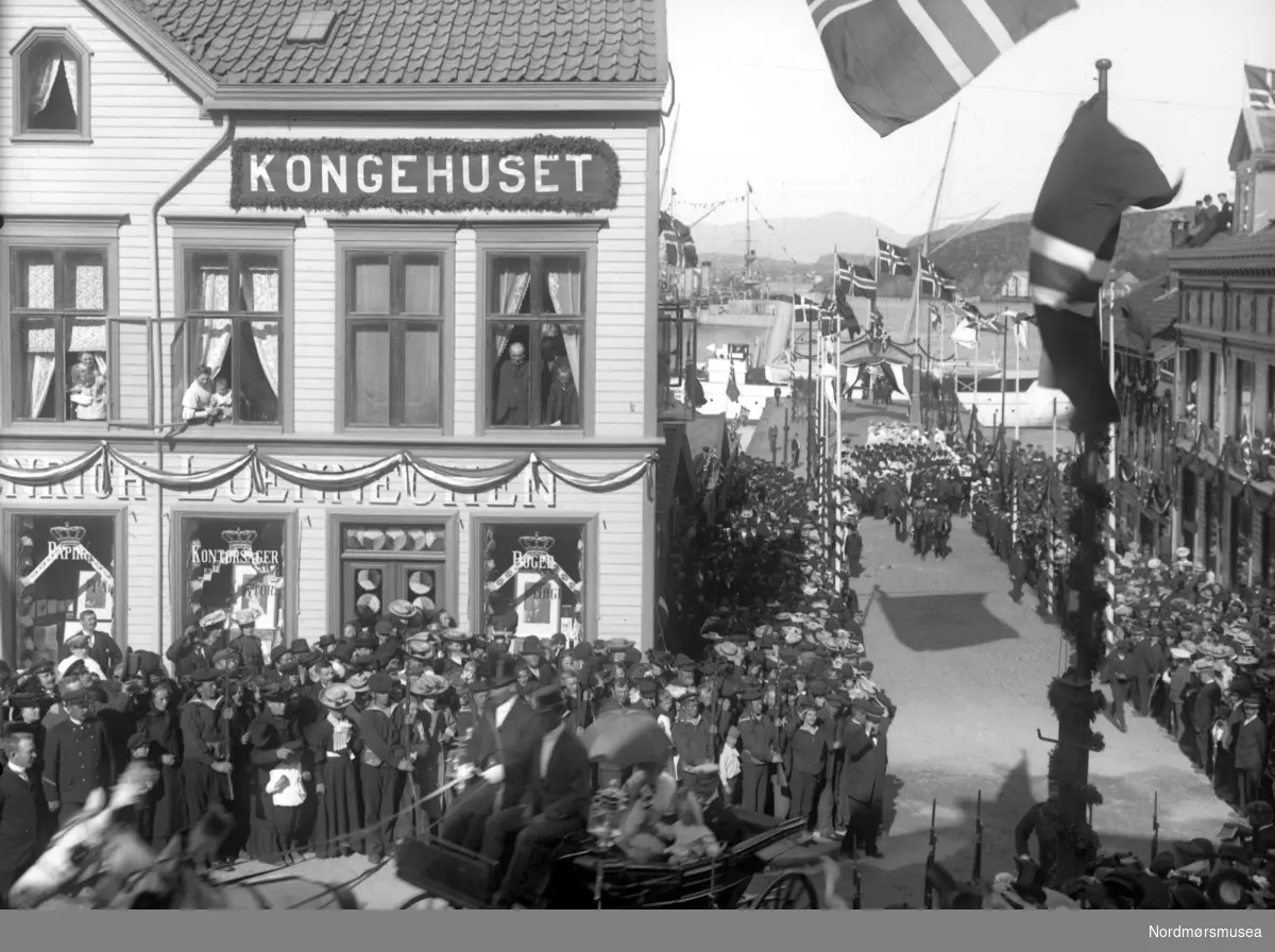 Et bilde fra kroningferden for den Norske Kongefamilie i 1906, da Hans Majestet, Kong Haakon VII, ble kronet til Norges Konge i Nidarosdomen i Trondheim, den 22. juni 1906. Bildet er fotografert fra hvor vi finner Kaibakken i dag, den 18. juni 1906. Kongefamilien var da i Kristiansund, på vei til Trondheim hvor kroningen skulle foregå. Nordmøre Museum
Kilde: http://www.kongehuset.no
Kilde: http://www.tk.no/nyheter/article2061954.ece

