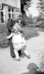 Foto av to
 barn fra Sverdrupfamilien.Dette bildet er fra So