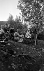 Den unge kvinnen som sitter midt i bildet er Marie Sverdrup 