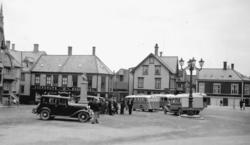 Busser og biler på Torget på Kirkelandet i Kristiansund. Sve