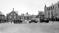 Diverse kjøretøy på torget på Kirkelandet i Kristiansund. Gr