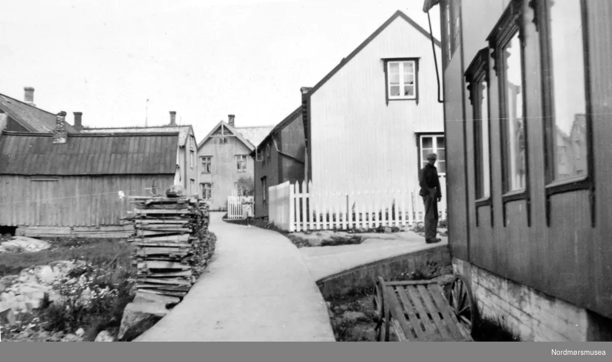 Bilde fra Grip. Fylkets første betongvei, sier Statens vegvesen. Fra Nordmøre Museum sin fotosamling
