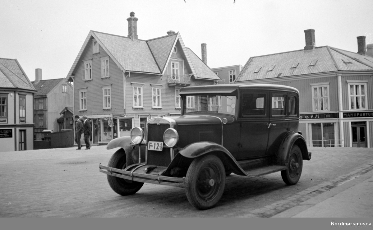 Dette er en Chevrolet som tilhørte Drammens Gullistefabrik. (Iflg. Bilboken 1930).
Trygve Krogsæter - 27.09.2016 
registreringsskilt F-121. .
Fra Nordmøre Museum sin fotosamling