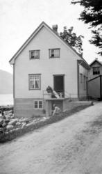 Eidsvåg. Tidlligere butikk. Kai til venstre. Fra Nordmøre Mu