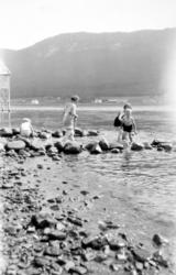 Fra Eidsvåg mot øst.Brygge. Badeliv i båtstø. Fra Nordmøre M