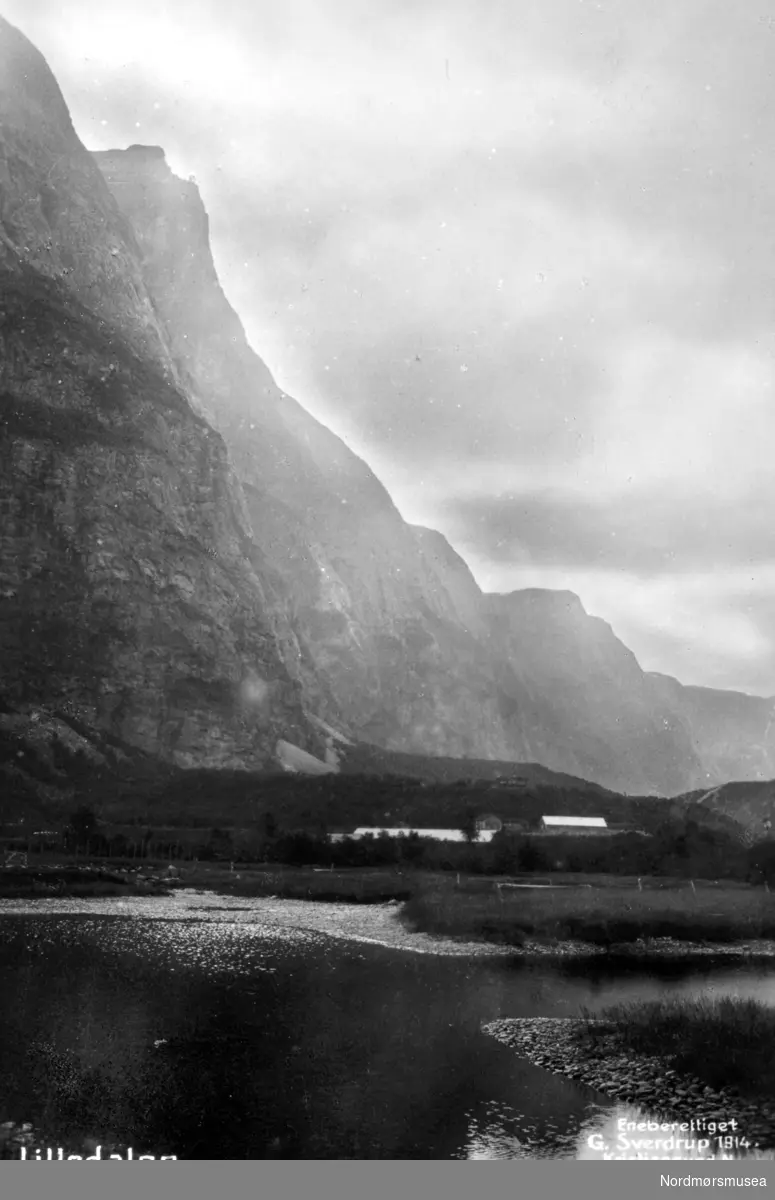 Postkort med motiv fra Lilledalen i Sunndal kommune. Datering er 1914, og fotograf og utgiver av kortet er Georg Sverdrup. Fra Nordmøre Museums fotosamlinger. Reg: EFR 

