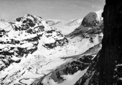 Foto av Kringelhø(?) og Storsadlen, sett fra Lilletårnet, tr