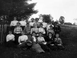 Foto av et kvinnekor. Bildet er trolig fra en plass på Nordm