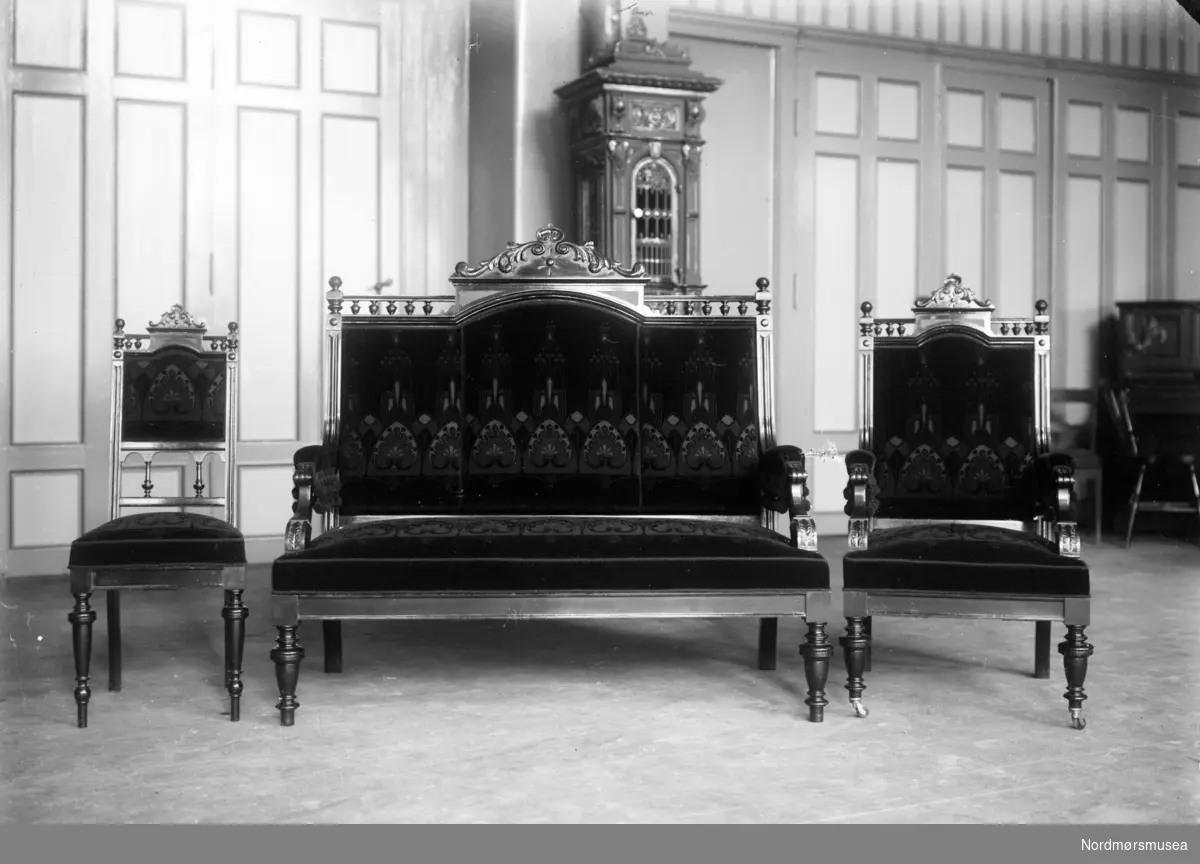 Gjenstandsbilde: lukseriøse salongmøbler av to stoler og en sofa. Se også reg. nr. KMb-1987-005.6257. Fra Nordmøre museums fotosamlinger.
