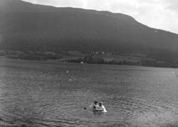 Foto av tre kvinner som er er ute i fjorden
og bader.
Mulige