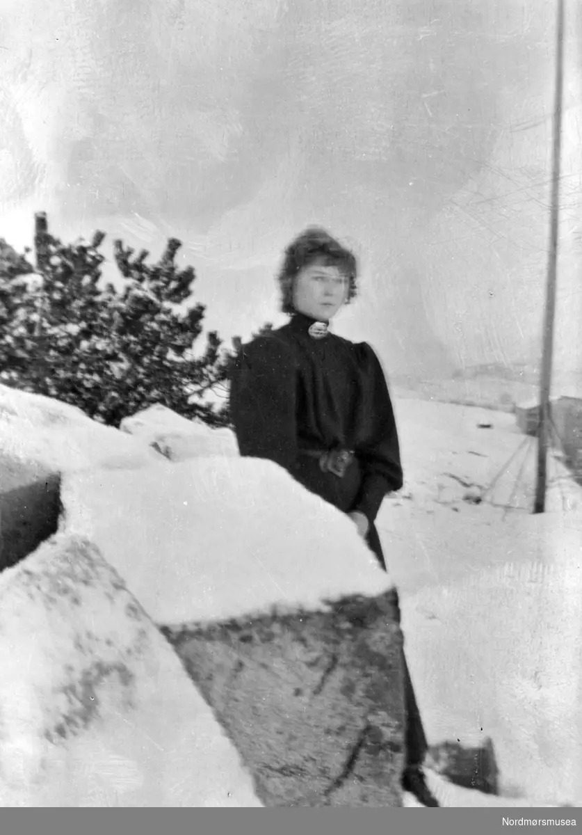 Portrett av kvinne i vinterlandskap. Fra Nordmøre Museum sin fotosamling. EFR2015