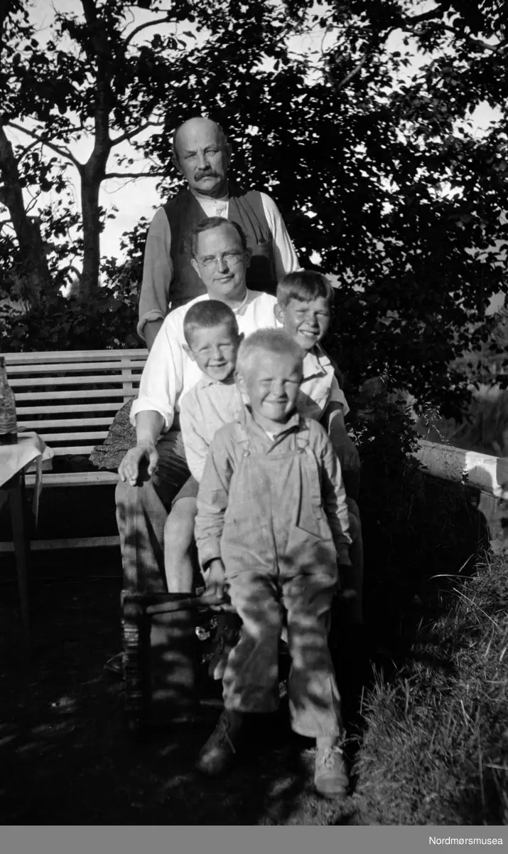 På dette bildet ser vi fem personer med navn Georg Sverdrup! Det er sønnen, Georg, videre barnebarn Georg, sønn av Olaf B Sverdrup, så Georg Jacob, sønn av Henrik Sverdrup, og tilslutt Georg Jacob, sønn av Hildur Sverdrup Resvoll. Bildet er tatt er tatt på Solbakken i
 Eidsvåg i Nesset kommune. Datering er trolig omkring 1924 - 1930. Fra Nordmøre museums fotoasamlinger. EFR2015