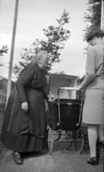 Foto av Margrethe Olise Sverdrup (født Barman)  stående til 