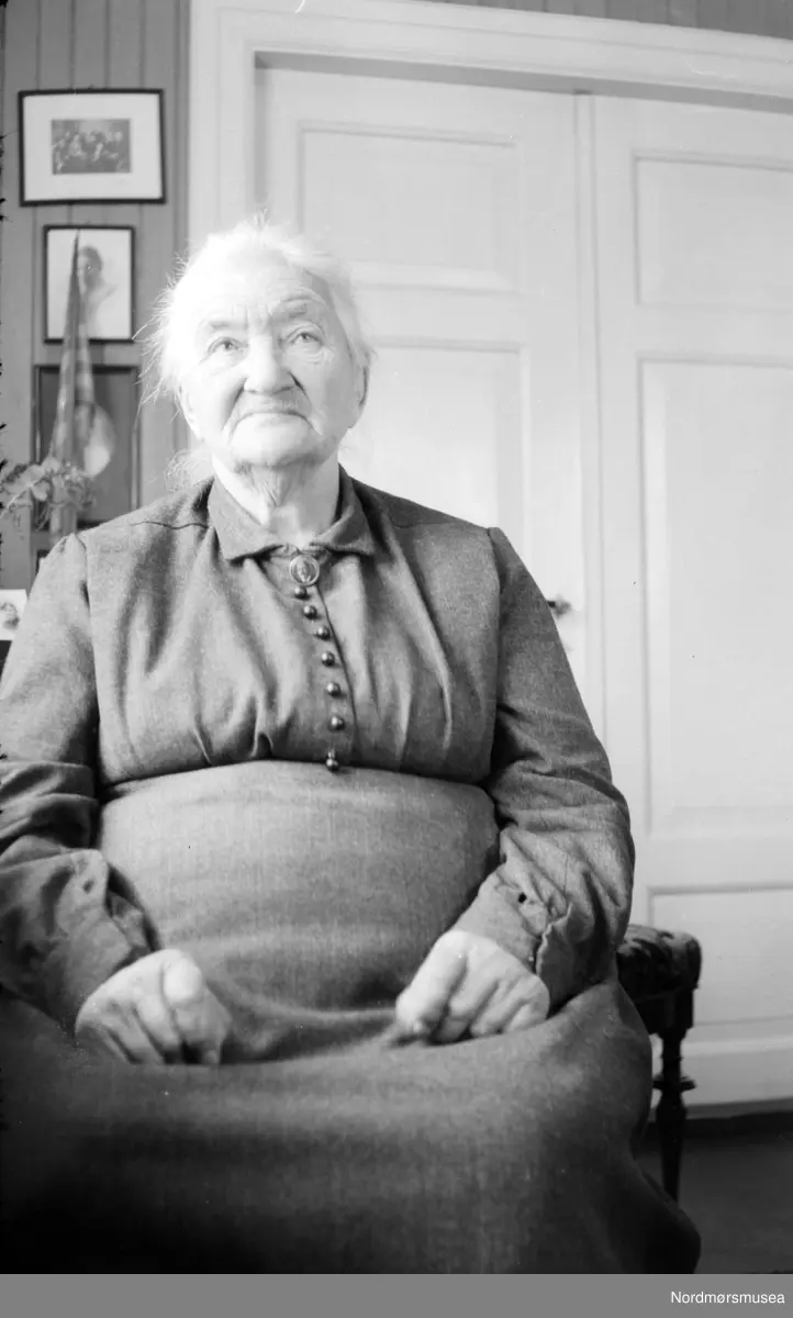 Foto trolig av Gunhilde Helene Haagine Berner Sverdrup. (d. 1930). Gift med Henrik Lind Falch Sverdrup (d. 1919). Ekteparet var Georg Sverdrups foreldre, som trolig også er fotograf. Datering er sannsynligvis omkring 1910 til 1920, og bildet er trolig fotografert i Eidsvåg, Nesset kommune. Fra Nordmøre museums fotosamlinger. EFR2015