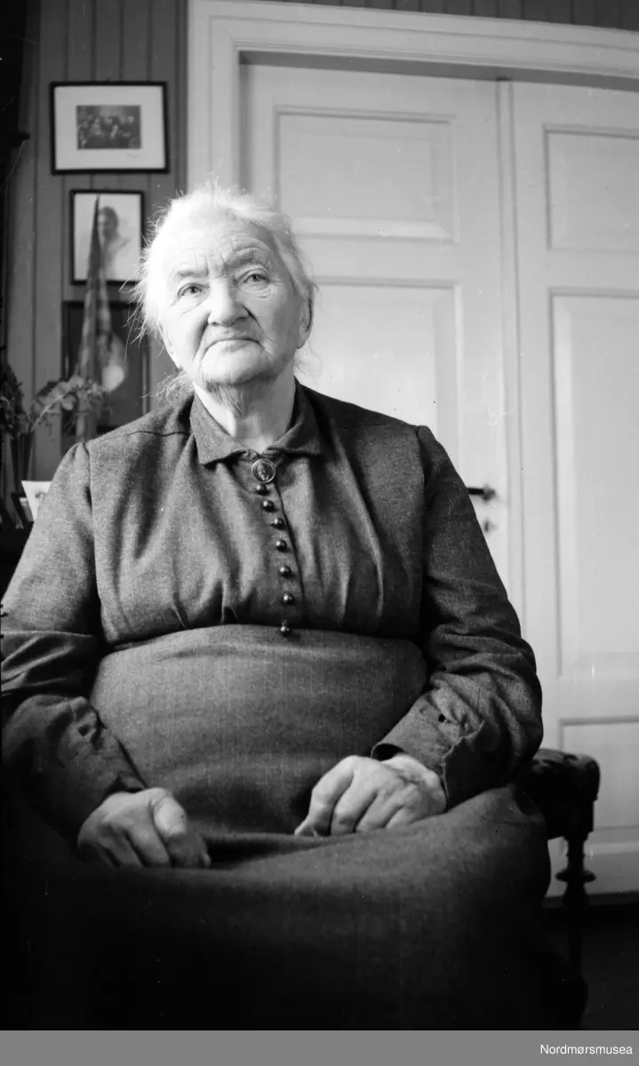 Foto trolig av Gunhilde Helene Haagine Berner Sverdrup. (d. 1930). Gift med Henrik Lind Falch Sverdrup (d. 1919). Ekteparet var Georg Sverdrups foreldre, som trolig også er fotograf. Datering er sannsynligvis omkring 1900 til 1920, og bildet er trolig fotografert i Eidsvåg, Nesset kommune. Fra Nordmøre museums fotosamlinger. varaint
