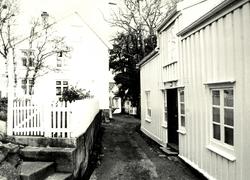 Foto av en eldre bygning i Kristiansund, usikkert hvor. Fra 