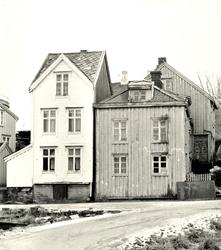 Foto av to eldre bygninger i Kristiansund. Kan det være fra 