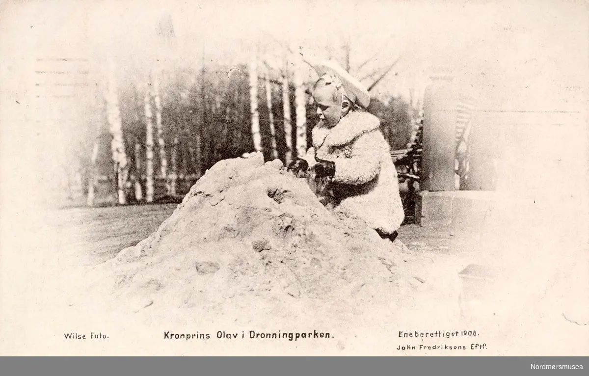 Postkort og ";Rosakort";: ";Kronprins Olav i Dronningparken. Eneberettiget 1906. John Fredriksons Eftf."; Fra Nordmøre museums fotosamlinger. /Reg:EFR2013/

