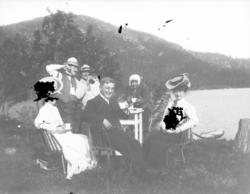 Foto av en gruppe menn og kvinner ute på landtur, her utstyr