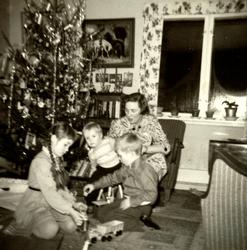 ";Julaften 1959";. Foto fra julefeiringen i Storgata 87 på K