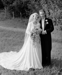 Brudeparet Solveig Nielsen og Johan Arne Tømmervåg. Bryllupe