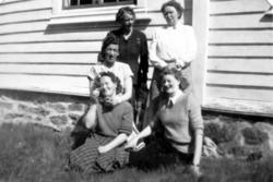 Foto av en gruppe kvinner på tur, her er noen samlet utenfor