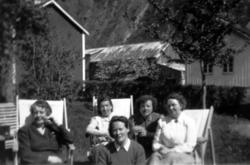 Foto av en gruppe kvinner sittende i noen hagestoler. Bildet