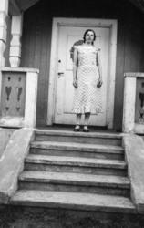 Ei jente foran Gausdal ysteri 1937. Fra Nordmøre Museum sin 