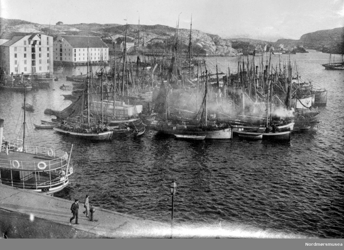 båter på havna. Sildefiskere? gammelt foto. f v Astrups og Knudtzons brygger. Fra Nordmøre Museums fotosamlinger.



