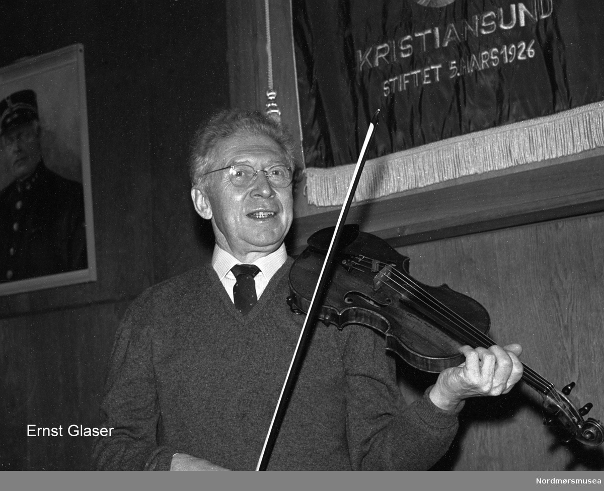 gjestedirigent, fiolinist Ernst Glaser. Serie

Ernst Glaser (født 1904 i Hamburg, død 1979), var en tysk-norsk fiolinist. Han var mangeårig 1.konsertmester i Oslo Filharmoniske Orkester.

Ernst Glaser ble født i Hamburg, men flyttet til Norge i 1928 da han ble tilbudt stillingen som konsertmester i Oslo Filharmoniske Orkester etter Max Rostal. De to hadde studert sammen under Carl Flesch, og da Rostal ble tilbudt stillingen som professor i Berlin, foreslo han Glaser som etterfølger. I Oslo virket Glaser som orkestermusiker, solist og lærer. Som solist hadde han flere oppdrag i Sverige, Danmark, Tyskland, Nederland og Israel, og han urframførte flere fiolinkonserter, blant annet av Olav Kielland, Klaus Egge og Bjarne Brustad.

Som følge av sin jødiske bakgrunn måtte Glaser flykte til Sverige under andre verdenskrig for å unngå deportasjon til tyske konsentrasjonsleire. I 1945 vendte familien Glaser tilbake fra Sverige etter tre år i eksil, og Ernst Glaser fortsatte på 1. konsertmesterposten i Filharmonien til 1958 da han ble avløst av sin elev Bjarne Larsen. Fra 1958 til 1965 virket han som 2. konsertmester og deretter i fire år som tutti 1. fiolinist til sin avgang for aldersgrensen i 1969. Fra 1958 ledet han Filharmonisk Selskaps kammerorkester de få åra denne konstellasjonen eksisterte. I 1969 ble han tilbudt stillingen som rektor ved musikkonservatoriet i Bergen, Griegakademiet. Fra 1969 var han også bydirigent i Ålesund og senere kammermusikklærer ved Norges musikkhøgskole. I noen år ledet han et nordnorsk symfoniorkester som årlig ble satt opp til Festspillene i Nord-Norge.

Ernst Glaser opptrådte regelmessig med sin kone, pianistinnen Kari Aarvold Glaser, og sammen spilte de også inn flere verker. Nylig er Ernst Glasers navn igjen kommet i fokus med utgivelsen av den første CD'en i en serie med historiske opptak av norske utøvere, Great Norwegian Performers 1945-2000 (Simax PSC1830, 2006).

Ernst Glaser er far til pianisten Liv Glaser og cellisten Ernst Simon Glaser, begge anerkjente norske musikere.

Bilde fra Trygve Rossbachs dokumentasjon av Kristiansund Symfoniorkesters virksomhet på andre halvdel av 1900-tallet; ca 1950-2000. Prøver, turer, sosialt samvær og konserter. (Fra Normøre museum sin fotosamling.)
